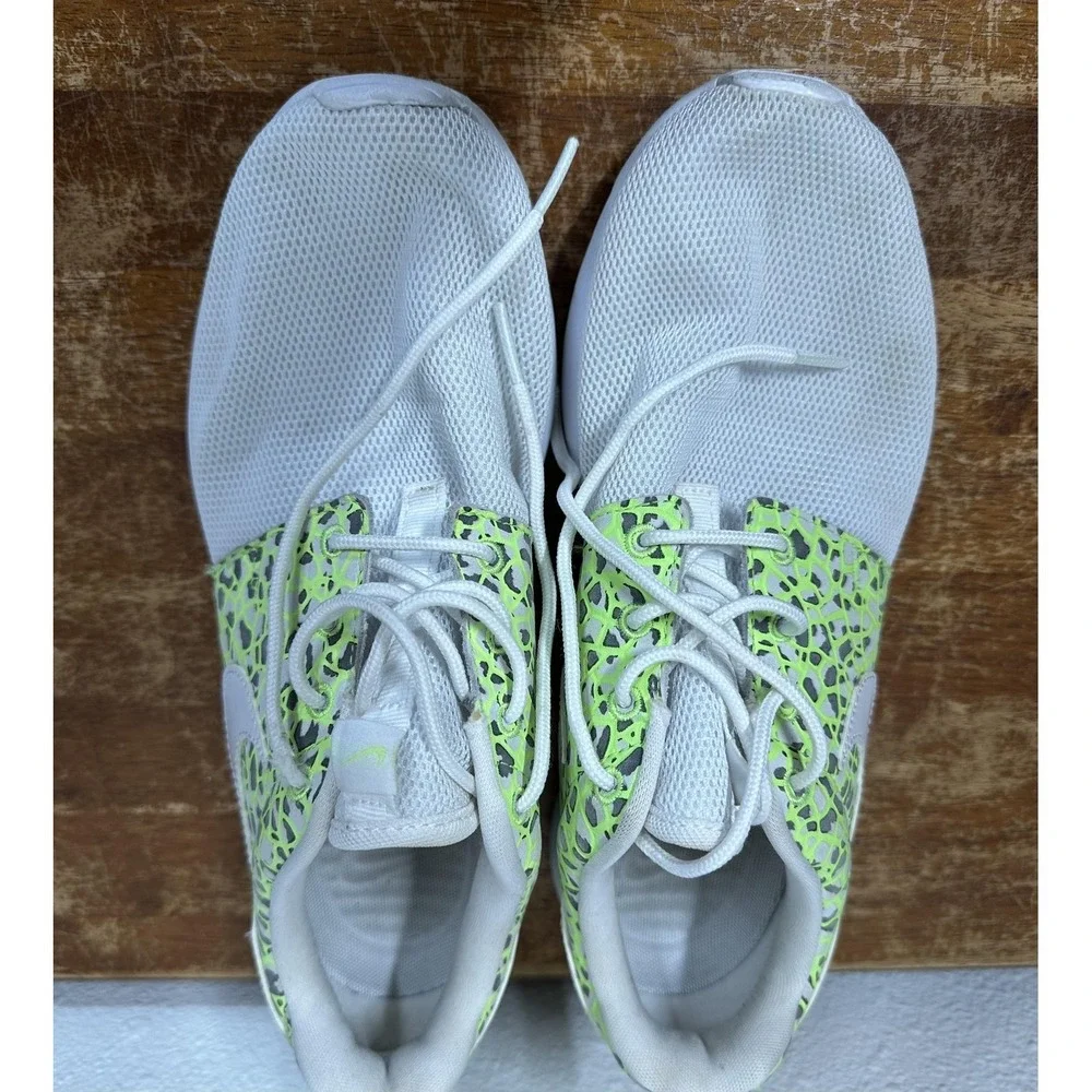 Nike Roshe One Shoes Womens Size 8 Safari‎ Print Volt 833928-100 Sneakers